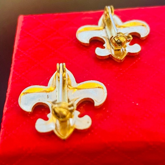 Two Vintage Gold Metal Fleur de Lis Lapel Pins Bundle - Picture 5 of 7